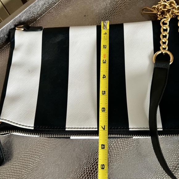 Inzi black and white bag with gold chain strap - Picture 9 of 11
